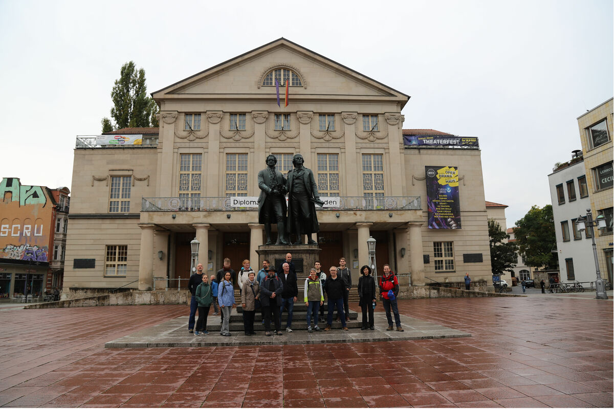 Das escape-Team auf dem Goetheplatz in Weimar. 